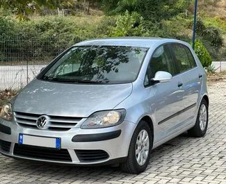 Vista frontal de un Volkswagen Golf Plus de alquiler en el aeropuerto de Tirana, Albania ✓ Coche n.º 8055. ✓ Automático TM ✓ 0 opiniones.