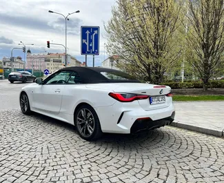 BMW M440i Cabrio 2022 automašīnas noma Čehijā, iezīmes ✓ Benzīns degviela un 387 zirgspēki ➤ Sākot no 120 EUR dienā.