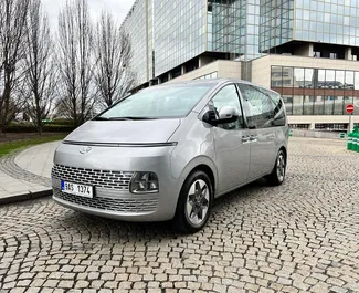 Přední pohled na pronájem Hyundai Staria v Praze, Česko ✓ Auto č. 8149. ✓ Převodovka Manuální TM ✓ Recenze 0.