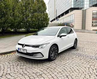 واجهة أمامية لسيارة إيجار Volkswagen Golf 8 في في براغ, التشيك ✓ رقم السيارة 8144. ✓ ناقل حركة يدوي ✓ تقييمات 0.