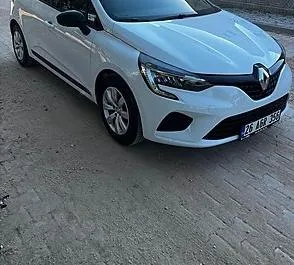 Přední pohled na pronájem Renault Clio 5 na letišti Antalya, Turecko ✓ Auto č. 8111. ✓ Převodovka Automatické TM ✓ Recenze 1.