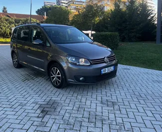 Sprednji pogled najetega avtomobila Volkswagen Touran v v Tirani, Albanija ✓ Avtomobil #8036. ✓ Menjalnik Samodejno TM ✓ Mnenja 1.