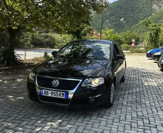 Vista frontal de un Volkswagen Passat de alquiler en el aeropuerto de Tirana, Albania ✓ Coche n.º 8151. ✓ Manual TM ✓ 0 opiniones.