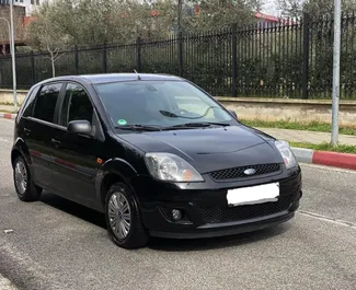 Sprednji pogled najetega avtomobila Ford Fiesta v v mestu Durres, Albanija ✓ Avtomobil #7969. ✓ Menjalnik Priročnik TM ✓ Mnenja 0.