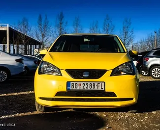 Sprednji pogled najetega avtomobila Seat Mii v na beograjskem letališču, Srbija ✓ Avtomobil #8446. ✓ Menjalnik Priročnik TM ✓ Mnenja 0.