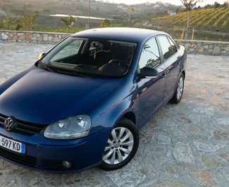 Vista frontal de un Volkswagen Jetta de alquiler en Durres, Albania ✓ Coche n.º 8210. ✓ Automático TM ✓ 0 opiniones.