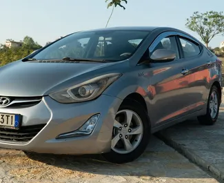 Vista frontal de un Hyundai Elantra de alquiler en Durres, Albania ✓ Coche n.º 8215. ✓ Automático TM ✓ 0 opiniones.