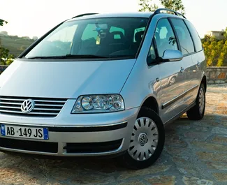 Vista frontal de um aluguel Volkswagen Sharan em Durres, Albânia ✓ Carro #8206. ✓ Transmissão Automático TM ✓ 0 avaliações.