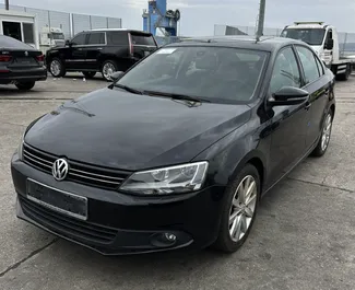 Vue de face d'une location Volkswagen Jetta à Durres, Albanie ✓ Voiture #7896. ✓ Automatique TM ✓ 0 avis.