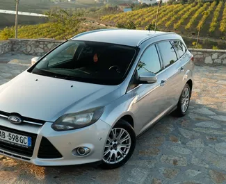 Vista frontal de un Ford Focus SW de alquiler en Durres, Albania ✓ Coche n.º 8208. ✓ Automático TM ✓ 0 opiniones.