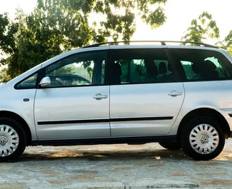 Volkswagen Sharan 2009 araç kiralama Arnavutluk'ta, ✓ Dizel yakıt ve 116 beygir gücü özellikleriyle ➤ Günde başlayan fiyatlarla 45 EUR.