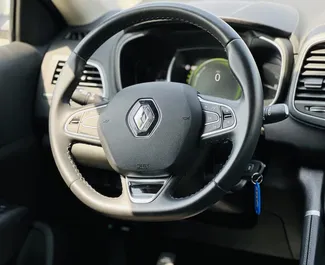 Renault Koleos 2023 bérelhető Dubaiban, 250 km/nap kilométeres határral.