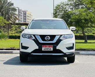 Frontvisning af en udlejnings Nissan X-trail i Dubai, De Forenede Arabiske Emirater ✓ Bil #8300. ✓ Automatisk TM ✓ 2 anmeldelser.
