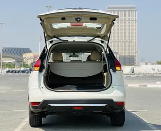 Nissan X-trailのレンタル。アラブ首長国連邦にてでの快適さ, クロスオーバーカーレンタル ✓ 保証金なし ✓ TPL, FDW, ヤングの保険オプション付き。
