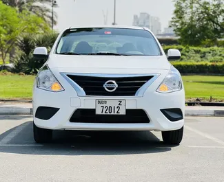 Vista frontal de un Nissan Sunny de alquiler en Dubai, EAU ✓ Coche n.º 8301. ✓ Automático TM ✓ 7 opiniones.