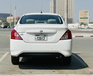 Benzīns 1,5L dzinējs Nissan Sunny 2023 nomai Dubaijā.