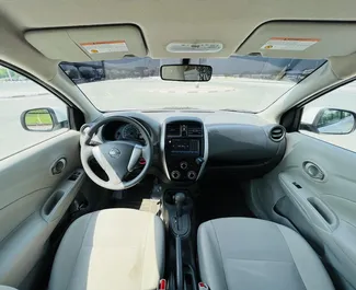 Interior de Nissan Sunny para alquilar en los EAU. Un gran coche de 5 plazas con transmisión Automático.