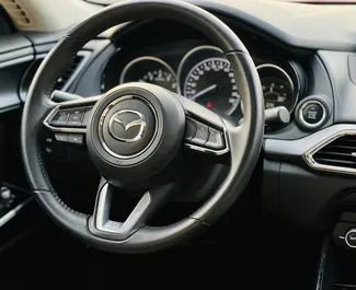Interior de Mazda Cx-9 para alquilar en los EAU. Un gran coche de 7 plazas con transmisión Automático.