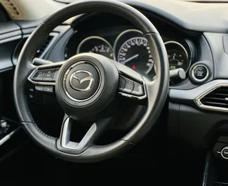 داخلية Mazda Cx-9 للإيجار في في الإمارات العربية المتحدة. سيارة رائعة بـ 7 مقاعد وناقل حركة أوتوماتيكي.