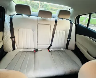 Interior de Mazda 6 para alquilar en los EAU. Un gran coche de 5 plazas con transmisión Automático.