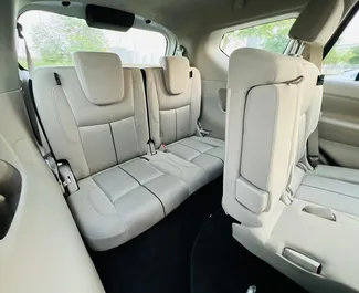 Interior de Nissan X-Terra para alquilar en los EAU. Un gran coche de 7 plazas con transmisión Automático.