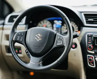 Interieur van Suzuki Ciaz te huur in de VAE. Een geweldige auto met 5 zitplaatsen en een Automatisch transmissie.