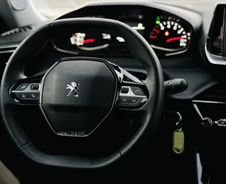 두바이에서에서 사용 가능한 전면 드라이브 시스템이 장착된 Peugeot 2008 2023.