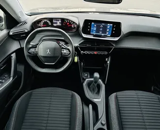 Innenraum von Peugeot 2008 zur Miete in VAE. Ein großartiges 5-Sitzer Fahrzeug mit Automatisch Getriebe.