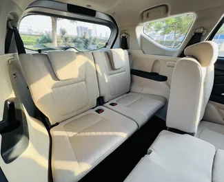 Interior de Mitsubishi Xpander para alquilar en los EAU. Un gran coche de 7 plazas con transmisión Automático.