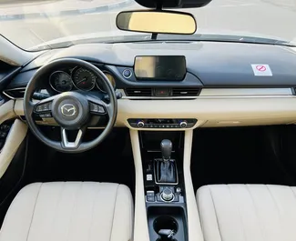 Mazda 6 sisätila vuokrattavana Arabiemiirikunnissa. Erinomainen 5-paikkainen auto Automaattinen-vaihteistolla.