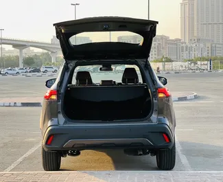 Biluthyrning av Toyota Corolla Cross 2023 i i Förenade Arabemiraten, med funktioner som ✓ Bensin bränsle och 122 hästkrafter ➤ Från 125 AED per dag.