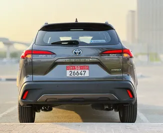 Toyota Corolla Cross 2023 autóbérlés az Egyesült Arab Emírségekben, jellemzők ✓ Benzin üzemanyag és 122 lóerő ➤ Napi 125 AED-tól kezdődően.