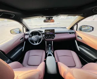 Toyota Corolla Cross 2023 için kiralık Benzin 1,8L motor, Dubai'de.