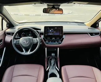 Toyota Corolla Cross sisätila vuokrattavana Arabiemiirikunnissa. Erinomainen 5-paikkainen auto Automaattinen-vaihteistolla.