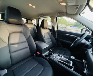 Interieur van Mazda Cx-5 te huur in de VAE. Een geweldige auto met 5 zitplaatsen en een Automatisch transmissie.