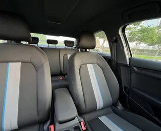 Interior de Audi A3 Sedan para alquilar en los EAU. Un gran coche de 5 plazas con transmisión Automático.