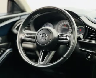 Innenraum von Mazda CX-30 zur Miete in VAE. Ein großartiges 5-Sitzer Fahrzeug mit Automatisch Getriebe.