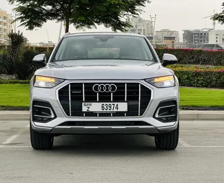 Vista frontal de un Audi Q5 de alquiler en Dubai, EAU ✓ Coche n.º 8313. ✓ Automático TM ✓ 0 opiniones.