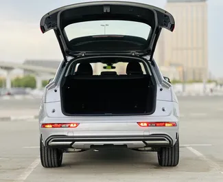 Audi Q5 2023 autóbérlés az Egyesült Arab Emírségekben, jellemzők ✓ Benzin üzemanyag és 225 lóerő ➤ Napi 250 AED-tól kezdődően.