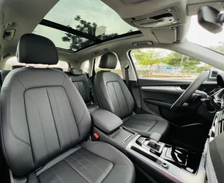 Audi Q5 2023 galimas nuomai Dubajuje, su 150 km/dieną kilometrų apribojimu.