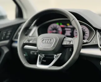 Interiören av Audi Q5 för uthyrning i Förenade Arabemiraten. En fantastisk 5-sitsig bil med en Automatisk växellåda.
