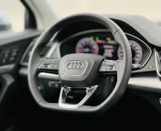 アラブ首長国連邦にてでレンタル可能なAudi Q5の内装。5人乗りで、自動トランスミッション付きの素晴らしい車です。