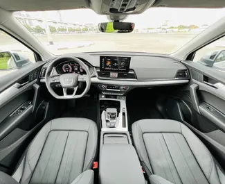 Audi Q5 2023 搭载 Front drive 系统，在迪拜 可用。