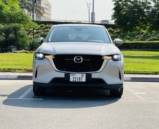 Vista frontal de un Mazda CX-60 de alquiler en Dubai, EAU ✓ Coche n.º 8331. ✓ Automático TM ✓ 0 opiniones.