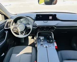 Interior de Mazda CX-60 para alquilar en los EAU. Un gran coche de 5 plazas con transmisión Automático.