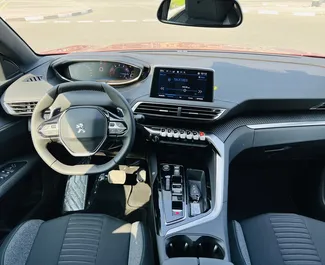 Peugeot 3008 2023 pieejams noma Dubaijā, ar 200 km/dienā kilometru limitu.