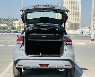 Vista frontal de un Nissan Kicks de alquiler en Dubai, EAU ✓ Coche n.º 8311. ✓ Automático TM ✓ 5 opiniones.