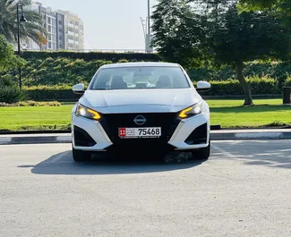 Framvy av en hyrbil Nissan Altima i Dubai, Förenade Arabemiraten ✓ Bil #8312. ✓ Växellåda Automatisk TM ✓ 1 recensioner.