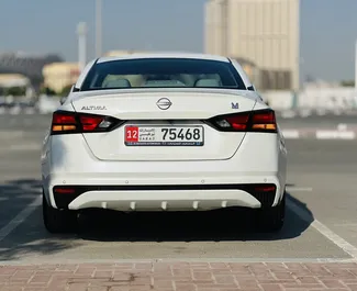 Bilutleie av Nissan Altima 2022 i i De Forente Arabiske Emirater, inkluderer ✓ Bensin drivstoff og 188 hestekrefter ➤ Starter fra 120 AED per dag.