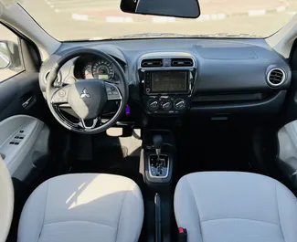 Interior do Mitsubishi Attrage para aluguer nos Emirados Árabes Unidos. Um excelente carro de 5 lugares com transmissão Automático.